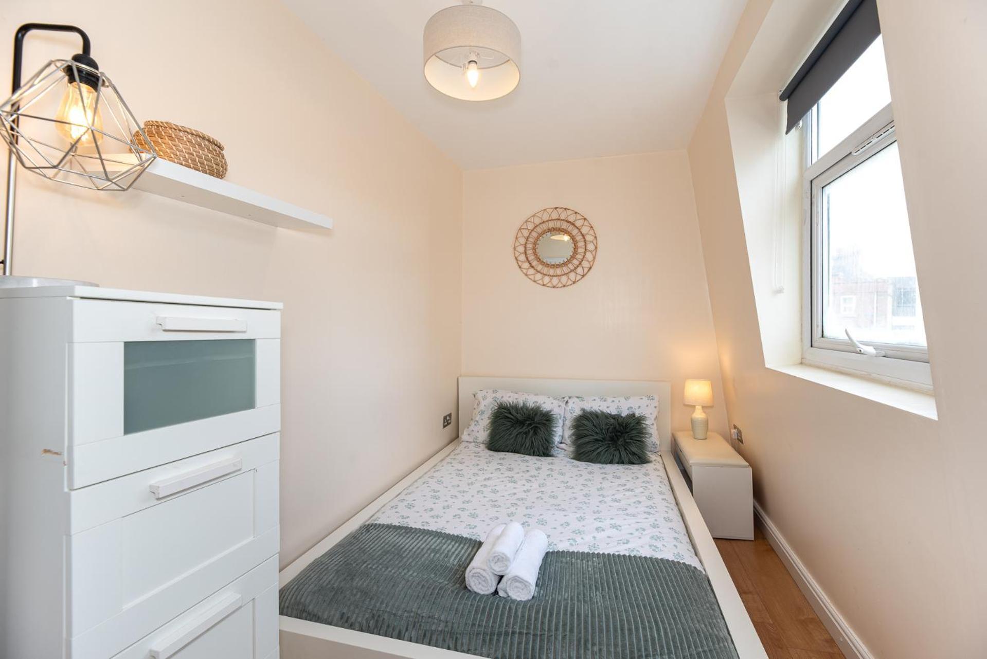 Lovely 3 Bedroom Flat , Aldgate, Tower Hill, Whitechapel Apartment *