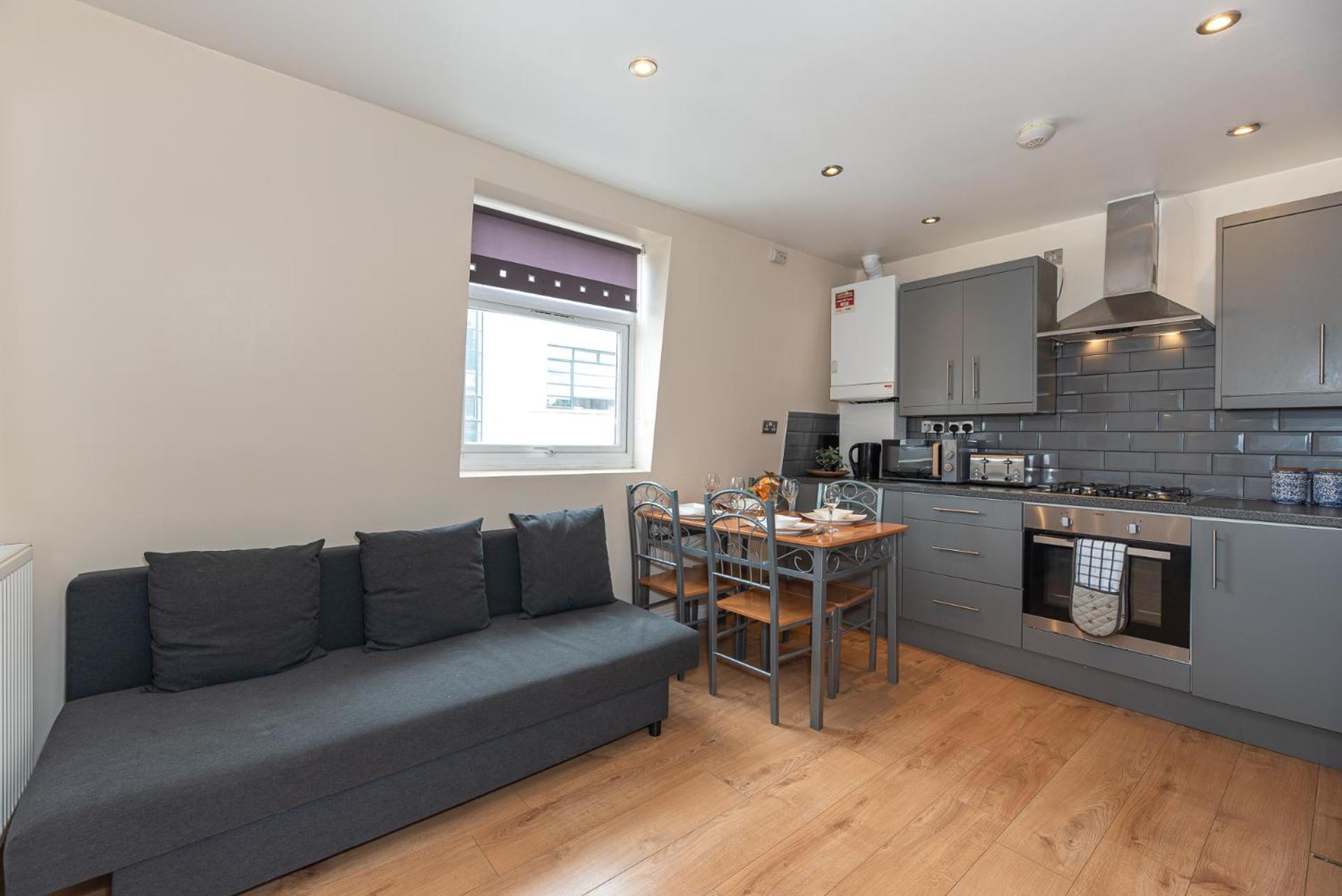Lovely 3 Bedroom Flat , Aldgate, Tower Hill, Whitechapel Apartment *