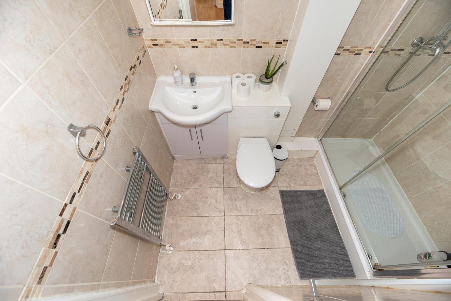 Lovely 3 Bedroom Flat , Aldgate, Tower Hill, Whitechapel Apartment *