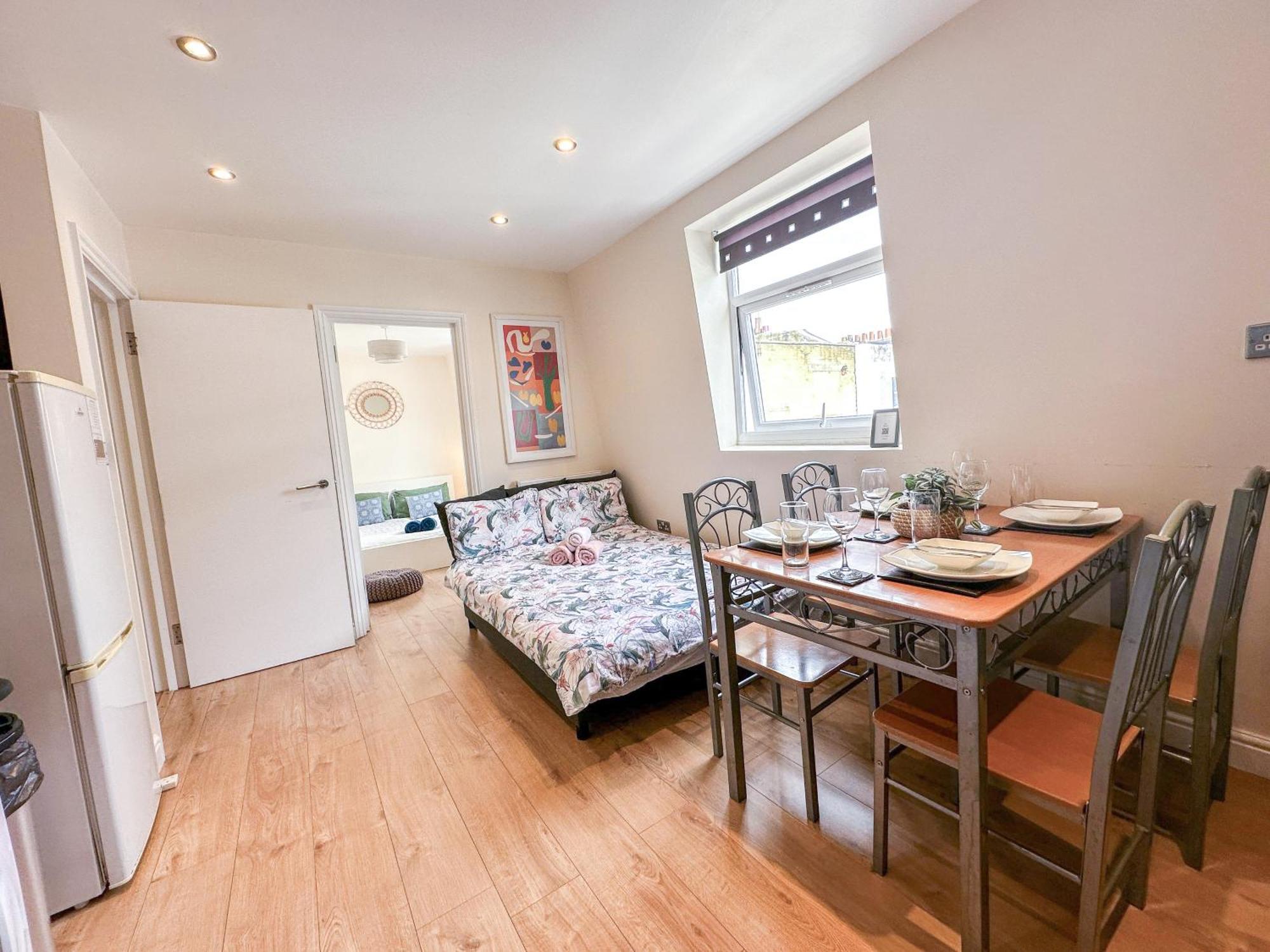 Lovely 3 Bedroom Flat , Aldgate, Tower Hill, Whitechapel Apartment London